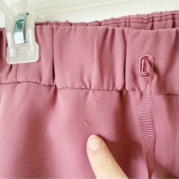 Lululemon On The Fly Short Woven 2.5'" in Misty Merlot Sz 8 - Picture 4 of 8